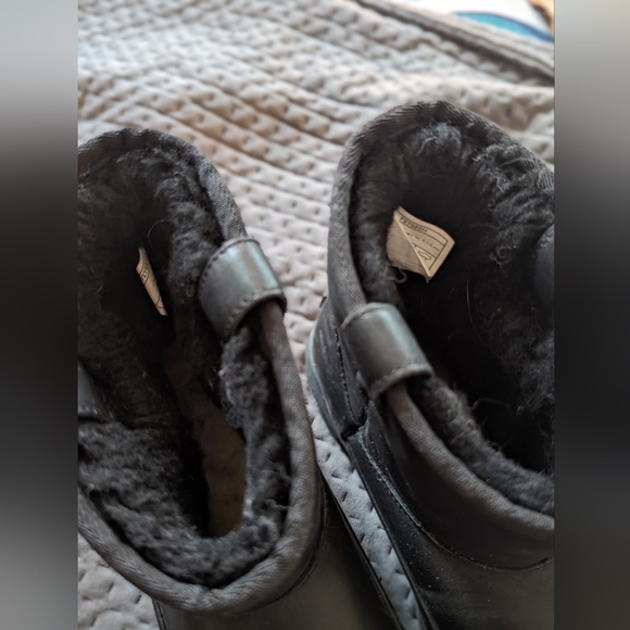 Uggs genuine leather waterproof black boot. - Picture 2 of 6